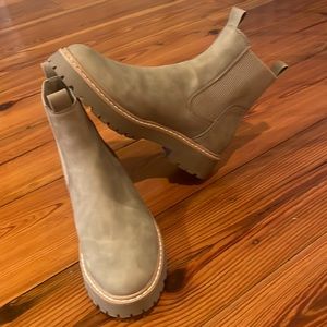 dolce vita boots (never worn, and in great condition) size - womens 8